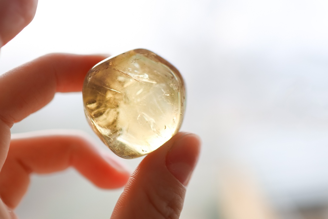 冬至直前のいて座新月のイメージ。暗闇の向こうに戻る光と道標。