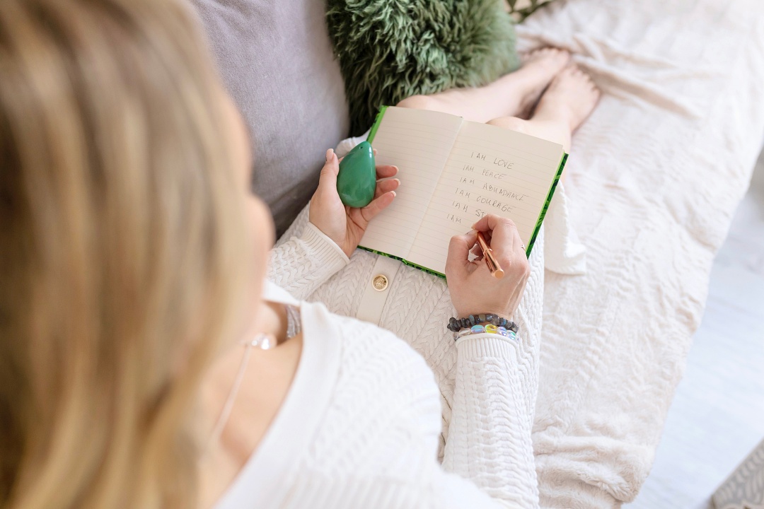 いて座新月の過ごし方のイメージ。ノートと旅を象徴するモチーフ。